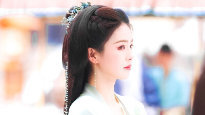 《临江仙》
李青月/花如月（白鹿饰）
白九思（曾舜晞饰）