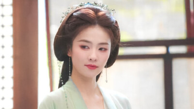 《临江仙》
李青月/花如月（白鹿饰）
白九思（曾舜晞饰）