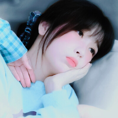 “风穿过玻璃幕墙时，把下午三点的阳光染成了雾蓝，连指尖划过的空气都带着薄荷味的凉.”
原图cr季厌