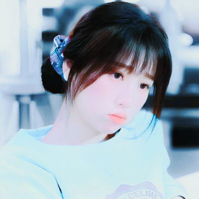 “风穿过玻璃幕墙时，把下午三点的阳光染成了雾蓝，连指尖划过的空气都带着薄荷味的凉.”
原图cr季厌