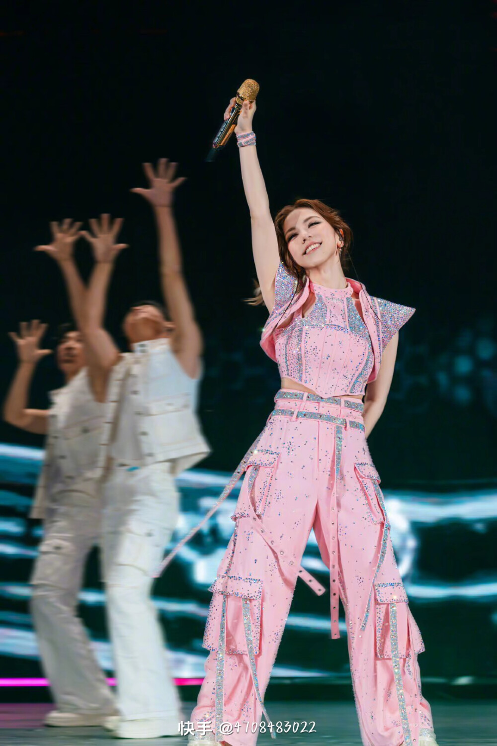 邓紫棋的精美头像。