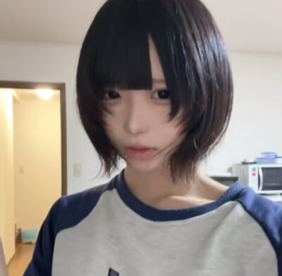 那个女孩留着长长的头发