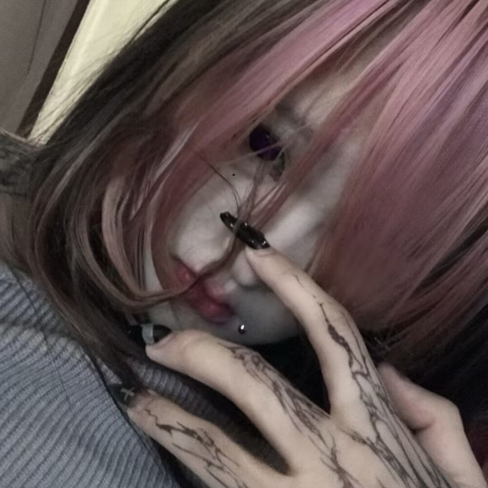 那个女孩留着长长的头发