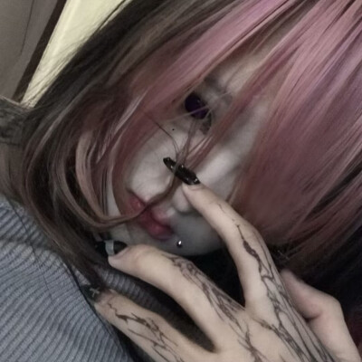 那个女孩留着长长的头发