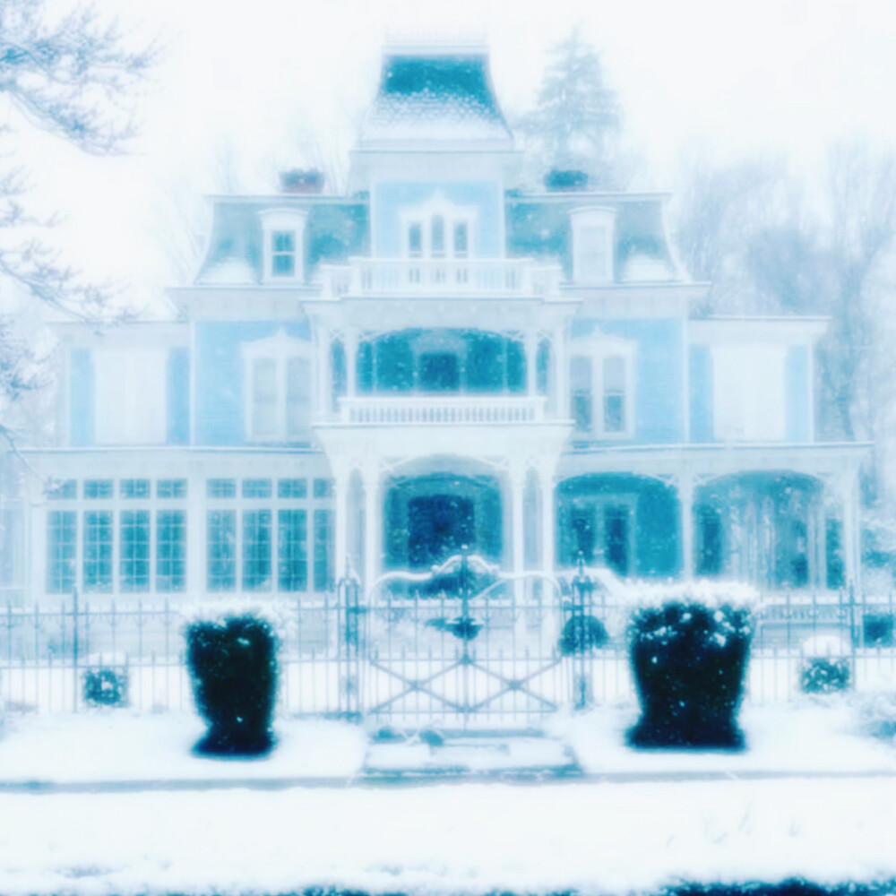 “风穿过玻璃幕墙时，把下午三点的阳光染成了雾蓝，连指尖划过的空气都带着薄荷味的凉.”
原图cr季厌