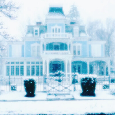 “风穿过玻璃幕墙时，把下午三点的阳光染成了雾蓝，连指尖划过的空气都带着薄荷味的凉.”
原图cr季厌