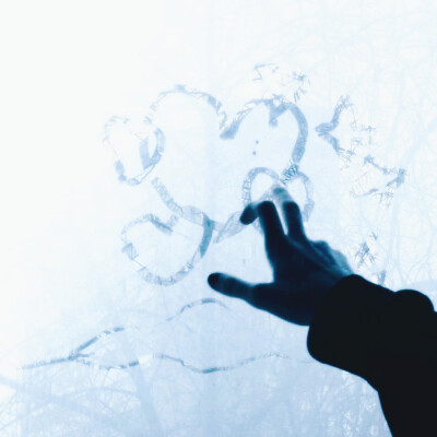 “风穿过玻璃幕墙时，把下午三点的阳光染成了雾蓝，连指尖划过的空气都带着薄荷味的凉.”
原图cr季厌