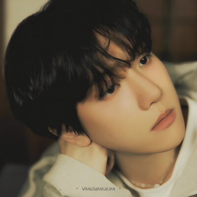 旧画框的底色，浸着朦胧诗行