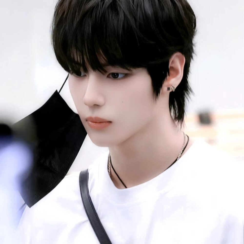 耳机里的前奏 是你的独白
——Sunset_HX给我的