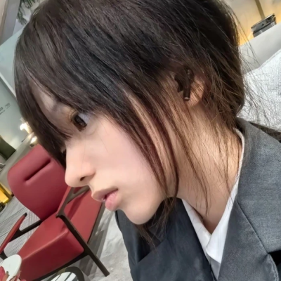 我身上缝满了镜子照的人鬼烂情