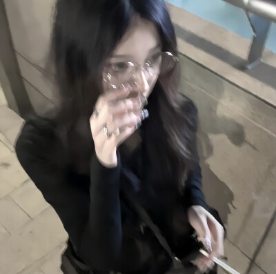 ，