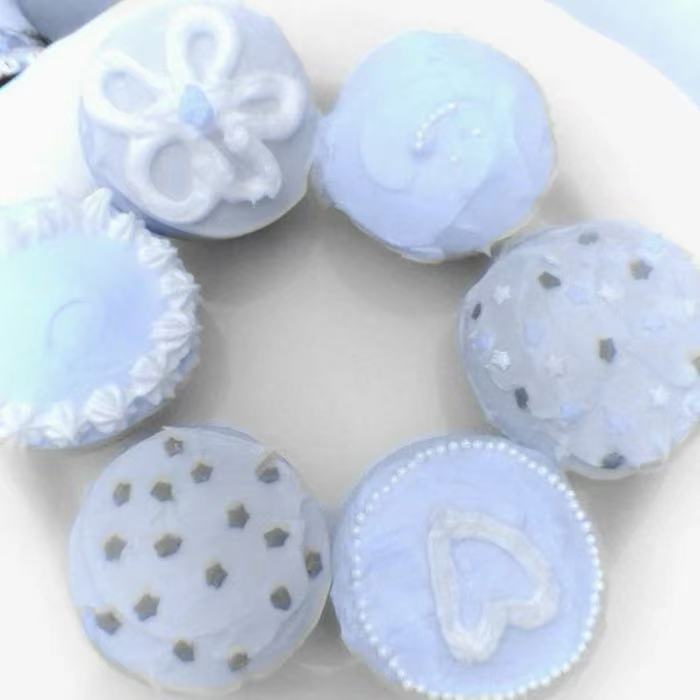 熟悉的回忆浸透竹筐 茶叶在热水里沸腾 她总问着我不着边际的问题 如果我会回答的话 雪也不再落下