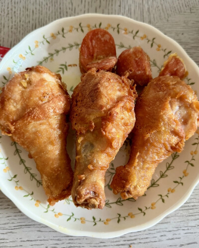 腌制：盐味精我都是随心配的[捂脸R]别太咸就成，淡了后期还能沾番茄酱或黑胡椒盐补救，重点是腌久一点半天以上，鸡腿里面不好入味。大蒜水是一瓣大蒜捣成泥，加一瓶盖水，花椒粉差不多是半瓶盖。3个鸡腿的量。
炸粉…
