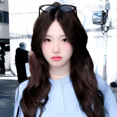 熟悉的回忆浸透竹筐 茶叶在热水里沸腾 她总问着我不着边际的问题 如果我会回答的话 雪也不再落下