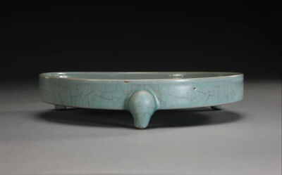 宋 汝窑天青釉刻御题诗文三足樽承盘
故宫博物院藏
