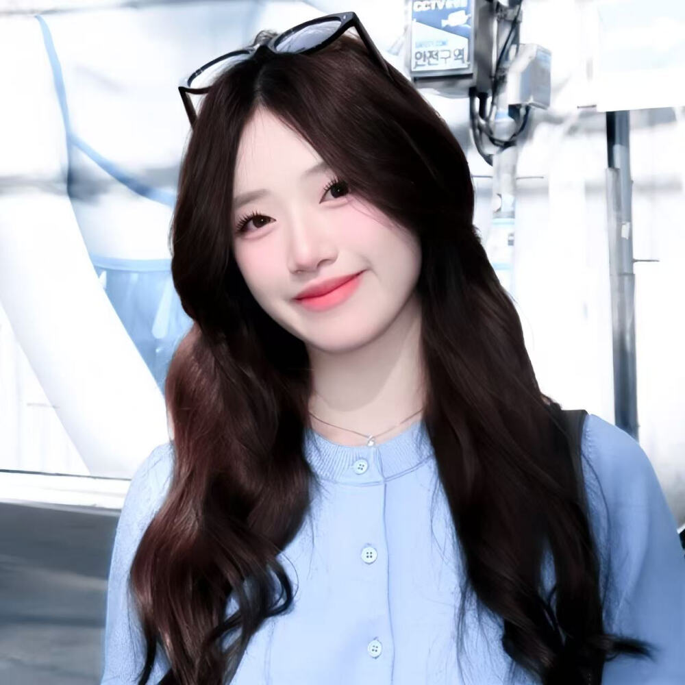 熟悉的回忆浸透竹筐 茶叶在热水里沸腾 她总问着我不着边际的问题 如果我会回答的话 雪也不再落下