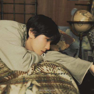 旧画框的底色，浸着朦胧诗行