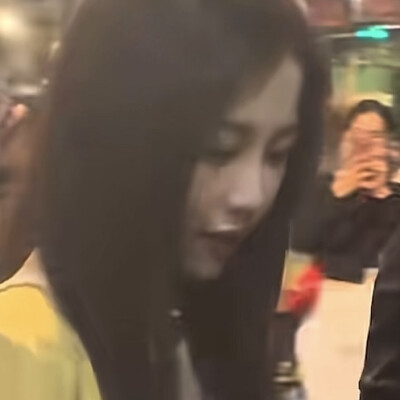 她只是经过