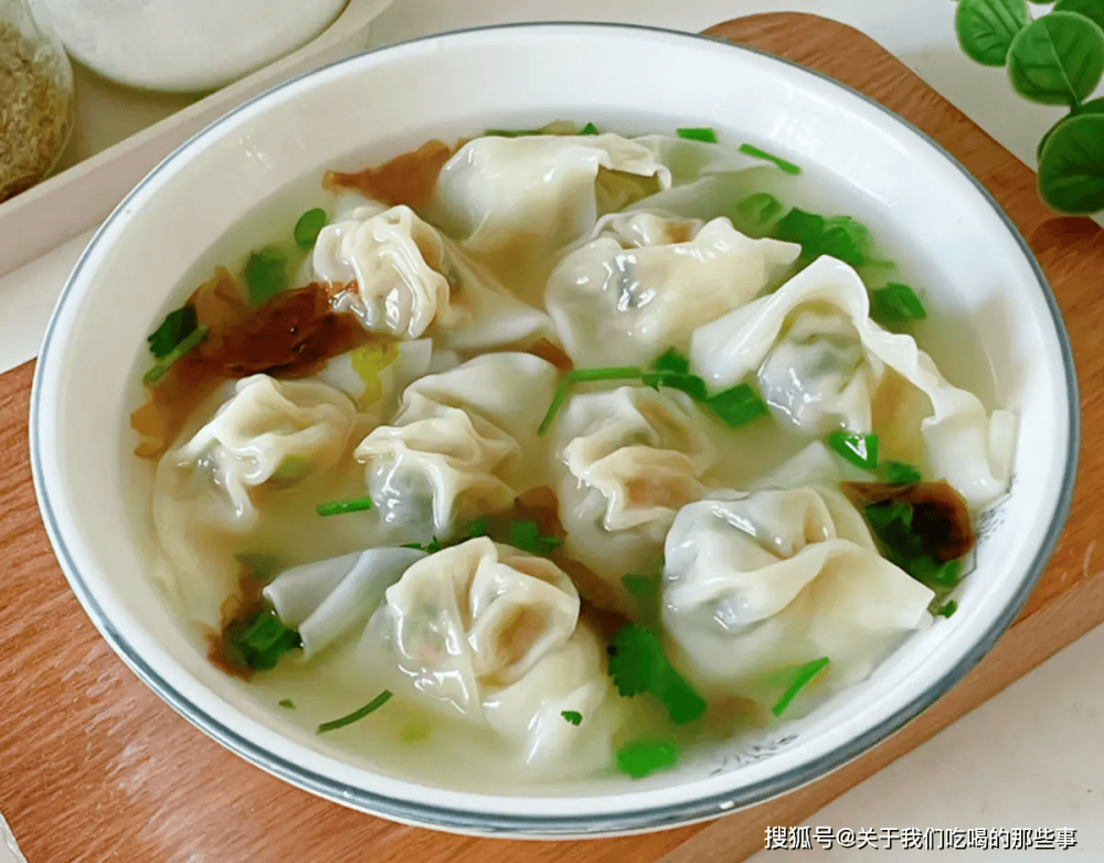 【馄饨】——馄饨又称扁肉、抄手、清汤、云吞、包面等，是起源于中国北方的一道民间传统面食，用薄面皮包肉馅儿，下锅后煮熟，食用时一般带汤。