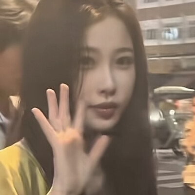 她只是经过