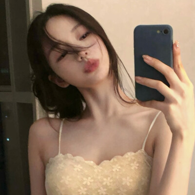 凌晨的海 难言的爱.
侵权删