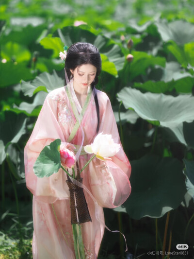 汉服，图源水印