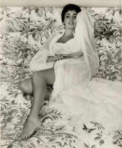 1954 年，伊丽莎白·泰勒在电影《我最后一次看见巴黎》幕后剧照