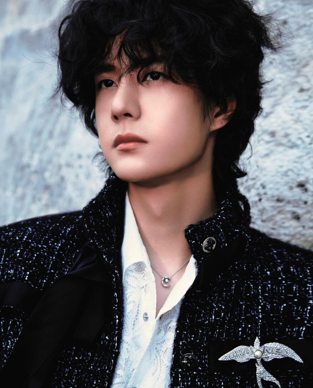 YIBO-OFFICIAL：
#王一博香奈儿品牌形象大使#
唤醒感官跟上灵魂的步履，慢品悠然捕捉寻常的诗意。
品牌形象大使@UNIQ-王一博 身着CHANEL 2025/26秋冬高级成衣系列亮片刺绣花织斜纹软呢外套，佩戴高级珠宝COCO CRUSH系列戒指及项链，出席CHANEL 2025秋冬高级定制服系列发布会。
#香奈儿高级定制服# #王一博巴黎时装周# #hello时装周#