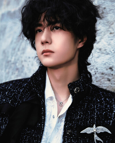 YIBO-OFFICIAL：
#王一博香奈儿品牌形象大使#
唤醒感官跟上灵魂的步履，慢品悠然捕捉寻常的诗意。
品牌形象大使@UNIQ-王一博 身着CHANEL 2025/26秋冬高级成衣系列亮片刺绣花织斜纹软呢外套，佩戴高级珠宝COCO CRUSH…