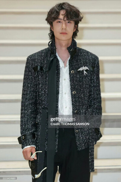 小象王国：
王一博  CHANEL 高定大秀的G社生图来了！卷发的香家阔少，浅浅一笑就很迷人。
#王一博卷毛王子# #香奈儿大秀# #巴黎高定时装周# ​​​