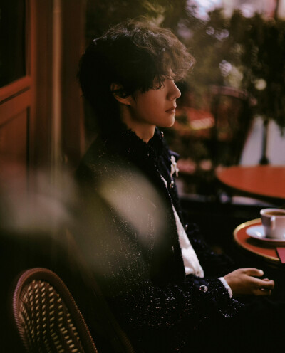 YIBO-OFFICIAL：
#王一博香奈儿品牌形象大使#
唤醒感官跟上灵魂的步履，慢品悠然捕捉寻常的诗意。
品牌形象大使@UNIQ-王一博 身着CHANEL 2025/26秋冬高级成衣系列亮片刺绣花织斜纹软呢外套，佩戴高级珠宝COCO CRUSH…