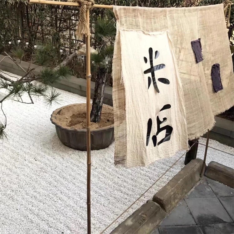 落日溺在云层里月光散落森林里 