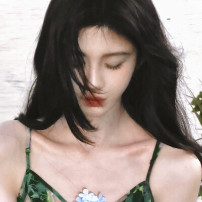 藤蔓绕过夏天野蛮生长ˇ
鞠婧祎