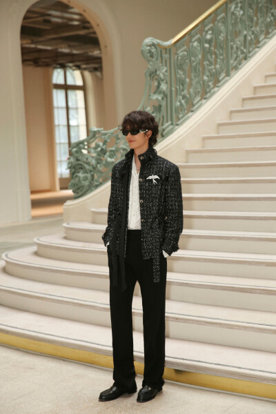 YIBO-OFFICIAL：
#王一博巴黎时装周#
将自然的低语凝结为诗意的线条，织就荒野风光。与@UNIQ-王一博 一同踏上一段绿意苍茫的田园之旅。
#hello时装周# ​​​