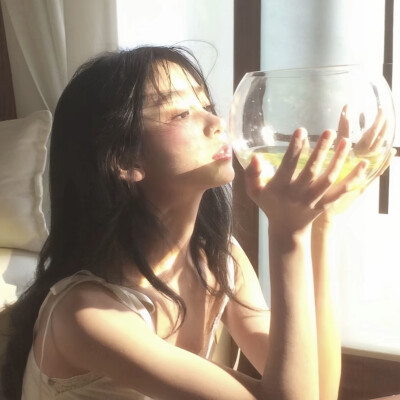 影子向玫瑰献忱落日与夕阳亲抚迟暮
