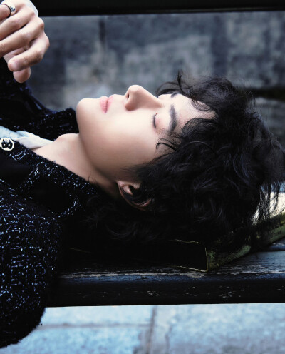 YIBO-OFFICIAL：
#王一博卷毛王子#
在风与方向之间，纷扬恣意。@UNIQ-王一博
#王一博巴黎时装周# #hello时装周# ​​​
