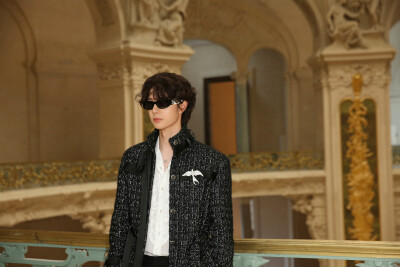 YIBO-OFFICIAL：
#王一博巴黎时装周#
将自然的低语凝结为诗意的线条，织就荒野风光。与@UNIQ-王一博 一同踏上一段绿意苍茫的田园之旅。
#hello时装周# ​​​