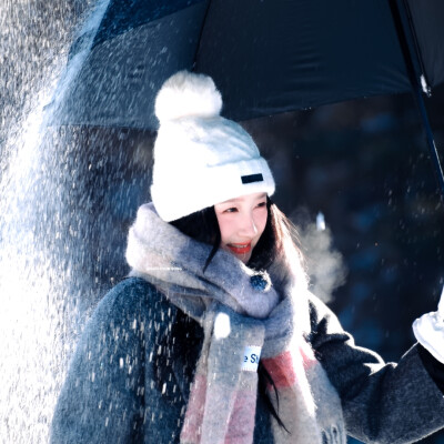 古山上 诞生沾满雪的花蕊