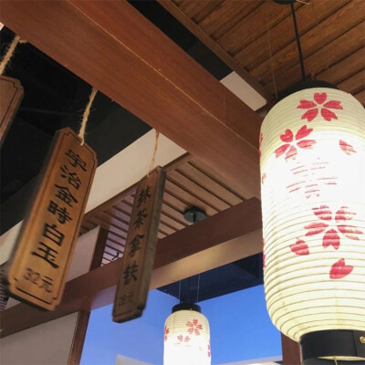 落日溺在云层里月光散落森林里 