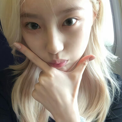 我们是两枚互相支撑着对方的回形针