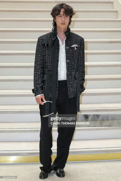 小象王国：
王一博  CHANEL 高定大秀的G社生图来了！卷发的香家阔少，浅浅一笑就很迷人。
#王一博卷毛王子# #香奈儿大秀# #巴黎高定时装周# ​​​