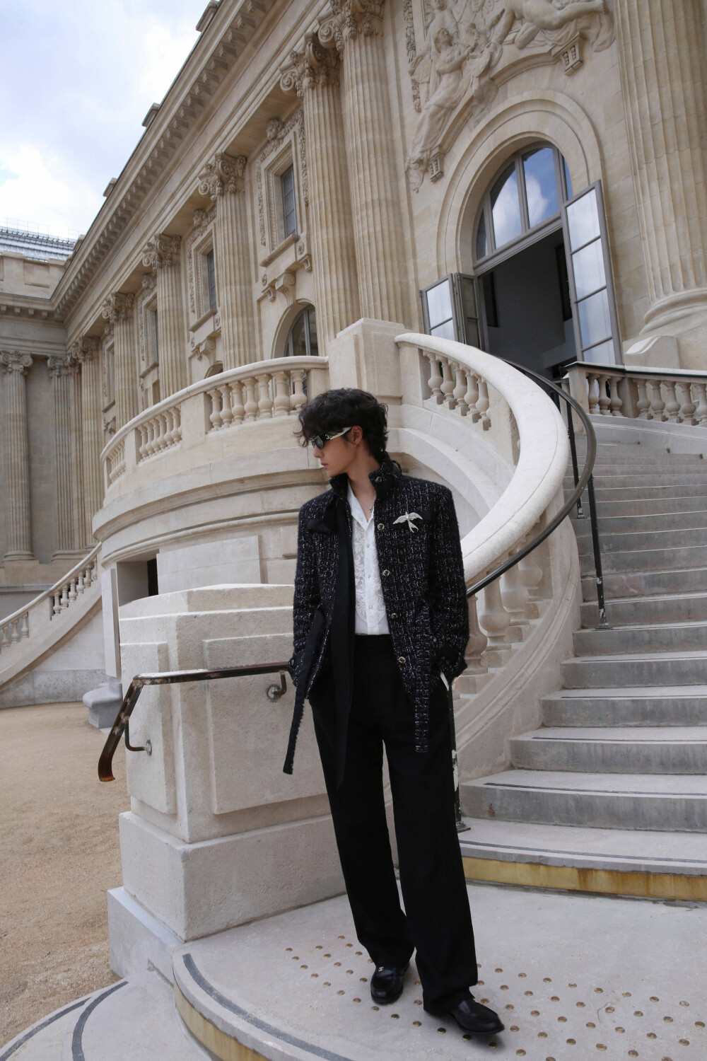 YIBO-OFFICIAL：
#王一博巴黎时装周#
将自然的低语凝结为诗意的线条，织就荒野风光。与@UNIQ-王一博 一同踏上一段绿意苍茫的田园之旅。
#hello时装周# ​​​