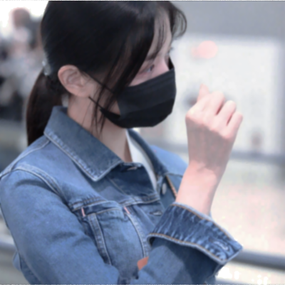 你的眼泪比哲学更真实，它们教会我痛苦才是存在的刻度。