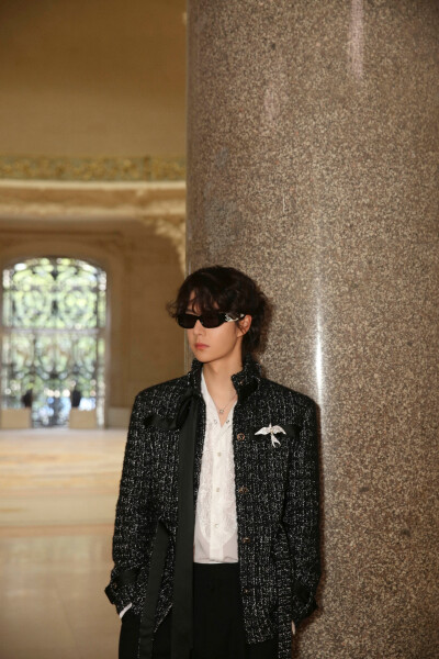 YIBO-OFFICIAL：
#王一博巴黎时装周#
将自然的低语凝结为诗意的线条，织就荒野风光。与@UNIQ-王一博 一同踏上一段绿意苍茫的田园之旅。
#hello时装周# ​​​