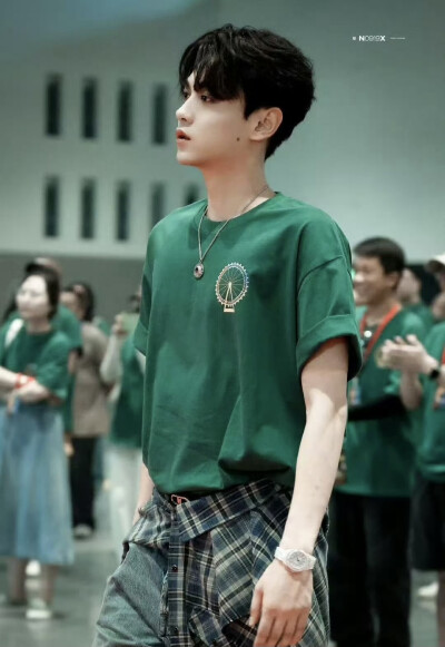 田栩宁拜香神图