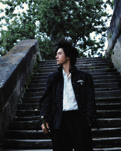 YIBO-OFFICIAL：
#王一博卷毛王子#
在风与方向之间，纷扬恣意。@UNIQ-王一博
#王一博巴黎时装周# #hello时装周# ​​​