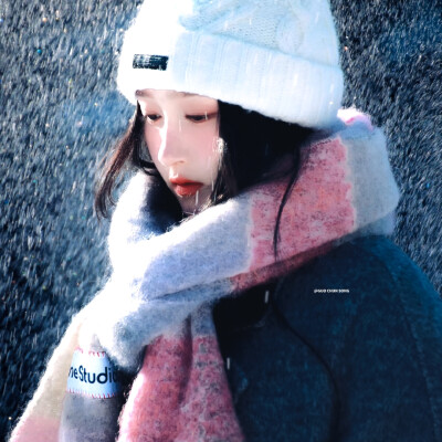 古山上 诞生沾满雪的花蕊