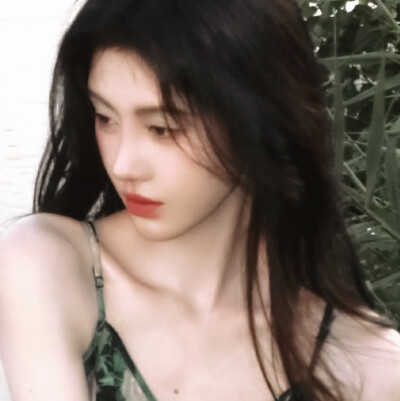 藤蔓绕过夏天野蛮生长ˇ
鞠婧祎