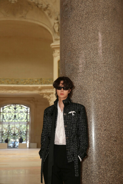 YIBO-OFFICIAL：
#王一博巴黎时装周#
将自然的低语凝结为诗意的线条，织就荒野风光。与@UNIQ-王一博 一同踏上一段绿意苍茫的田园之旅。
#hello时装周# ​​​