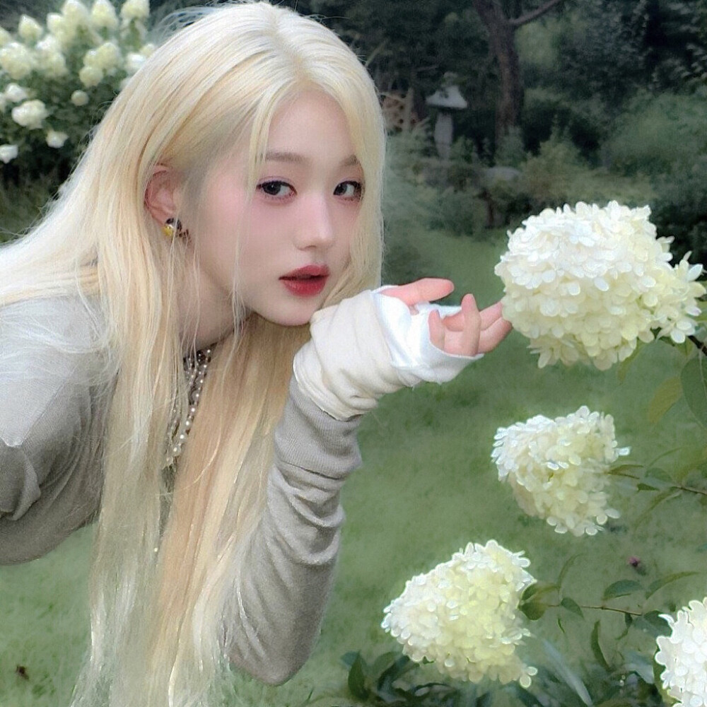 你说半身野火足以焚净一桩心事，为何你站在雨中，比雨更潮湿。